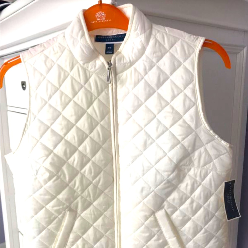 Sports vest medium petite with pockets & zipper.